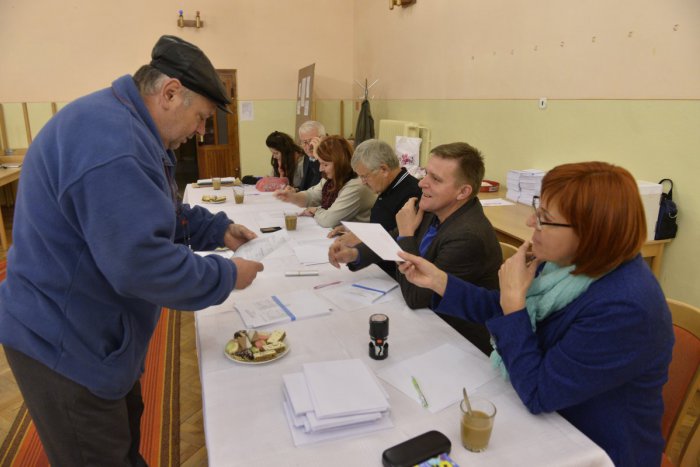 Ilustračný obrázok k článku Prvý volič v komunálnych voľbách je z nášho okresu: V tejto obci hodil do urny hlasovací lístok