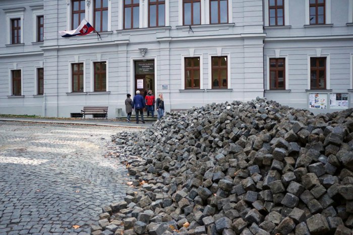 Ilustračný obrázok k článku Údajné porušenie moratória i podozrenie z kupovania hlasov: Kremnická volebná komisia zaregistrovala dva podnety