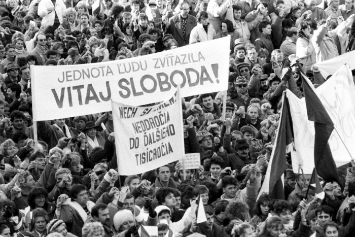 Ilustračný obrázok k článku Takto prebiehala revolúcia v Prievidzi: Zlomové okamihy Novembra 89 deň po dni