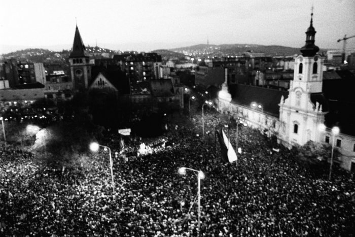 Ilustračný obrázok k článku 25 rokov po novembri: Pripomeňte si revolučne udalosti v Bratislave vďaka unikátnym archívnym fotografiám