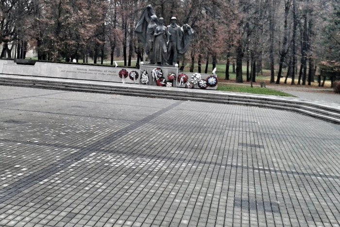 Ilustračný obrázok k článku 25 rokov od nežnej revolúcie: FOTO z humenského námestia v novembri 89 vnútri!
