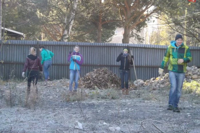Ilustračný obrázok k článku Študenti z Gymnázia na Ulici Dominika Tatarku v Poprade sa práce neboja: Seniorom vo Veľkej Lomnici upravili záhradu