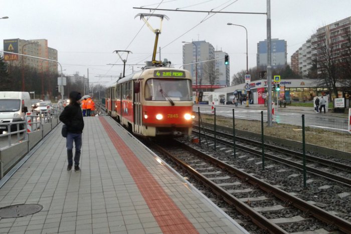 Ilustračný obrázok k článku Električky jazdili v Dúbravke načierno. Bratislava dostala „mastnú" pokutu