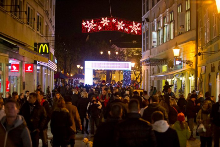 Ilustračný obrázok k článku Prekoná sa minuloročný rekord? Vianočné trhy na Hviezdoslavovom námestí má otvoriť až 2-tisíc prskaviek