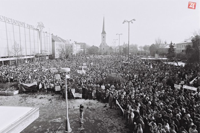 Ilustračný obrázok k článku Generálny štrajk na Hlavnom námestí v Zámkoch: Pozrite si unikátne FOTO z Novembra 89