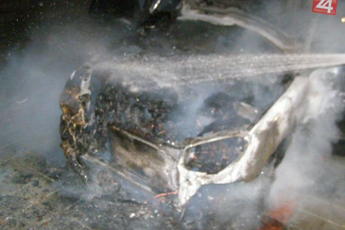 Ilustračný obrázok k článku Novozámockí hasiči v akcii OBRAZOM: Auto na Jazdeckej skončilo v plameňoch!
