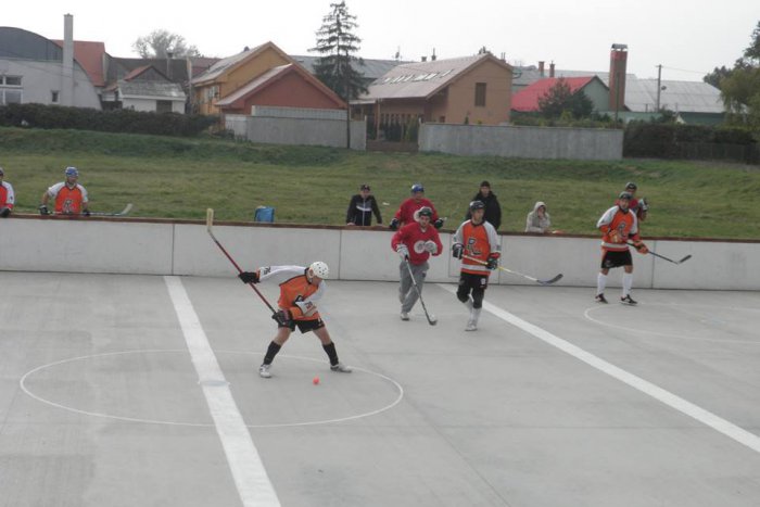 Ilustračný obrázok k článku Zlatomoravecká hokejbalová liga pokračovala v zápasoch semifinále: Stav oboch sérií je vyrovnaný