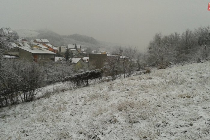 Ilustračný obrázok k článku Predpovede sa naplnili, Perinbaba dodala prvý sneh: Pozrite si zimné obrázky z Bystrice a okolia