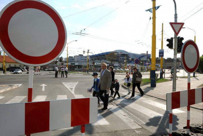Ilustračný obrázok k článku Bratislavskí vodiči pripravte sa na dopravné obmedzenie na Špitálskej ulici, ktoré potrvá takmer dva týždne