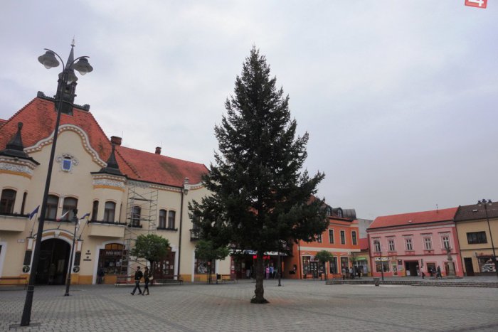 Ilustračný obrázok k článku Svetelná výzdoba s 13-metrovým stromčekom čaká: Kedy sa Topoľčany vianočne rozžiaria?