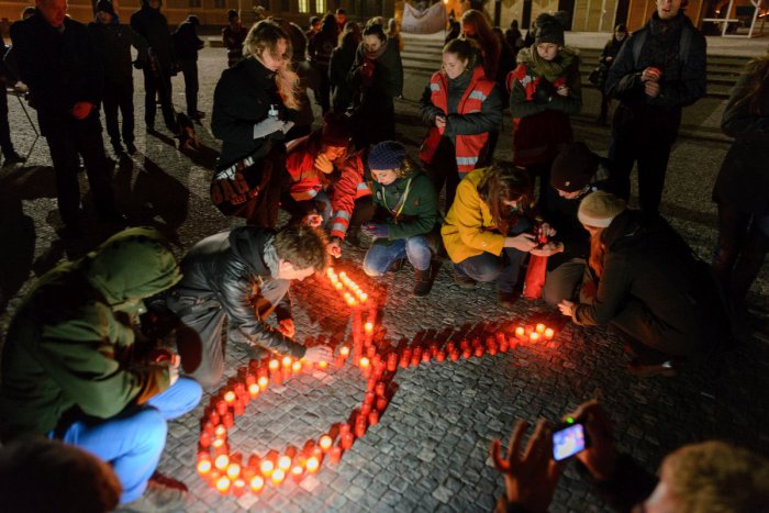 Ilustračný obrázok k článku Desiatky ľudí v uliciach: Sviečkovým pochodom demonštrovali solidaritu s pacientmi s HIV
