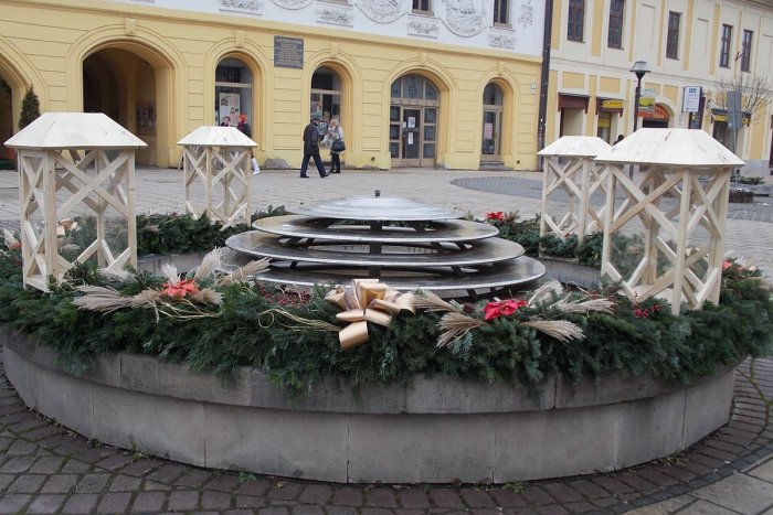 Ilustračný obrázok k článku Vianočná výzdoba v meste s novinkou: Okolo fontány nainštalovali adventný veniec