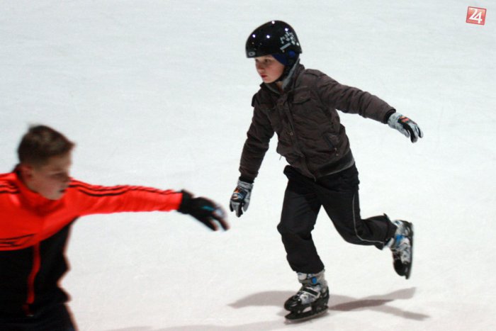 Ilustračný obrázok k článku Super správa pre milovníkov aktívneho oddychu: Na zimnom štadióne sa bude dať korčuľovať aj v noci!