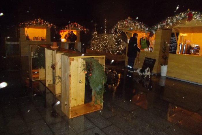 Ilustračný obrázok k článku Vianočným trhom pod Slovenským rozhlasom prvý deň počasie veľmi neprialo