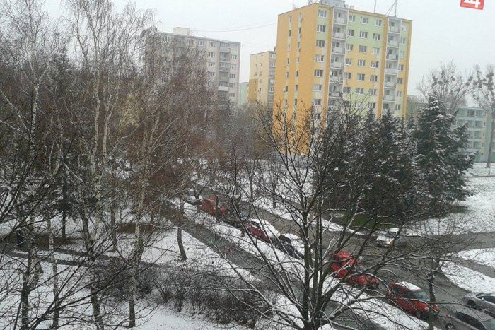 Ilustračný obrázok k článku Predpovede sa naplnili, Perinbaba dodala prvý sneh: Pozrite si VIDEO vločiek nad Košicami