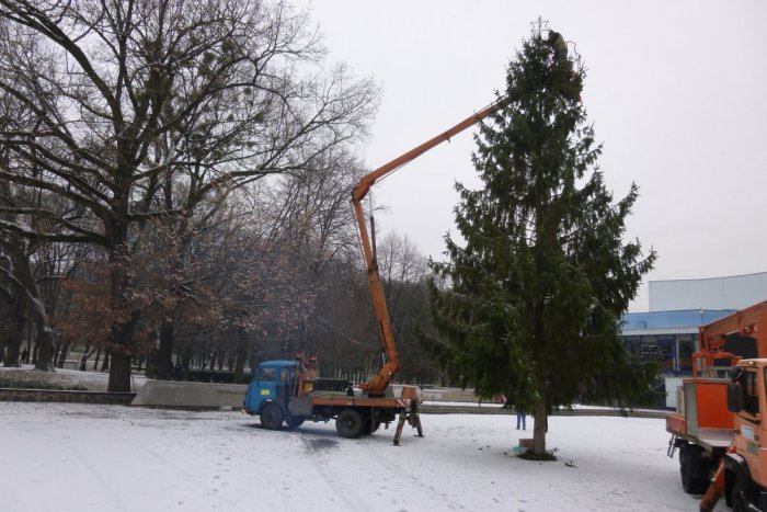 Ilustračný obrázok k článku Adventný veniec, stromček a v akcii aj Perinbaba: Humenské námestie vo vianočnom šate! FOTO