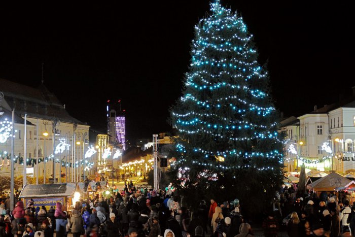 Ilustračný obrázok k článku Stromček na bystrickom námestí nemá byť jediný: Pozrite, kde všade v meste vyrastú symboly Vianoc