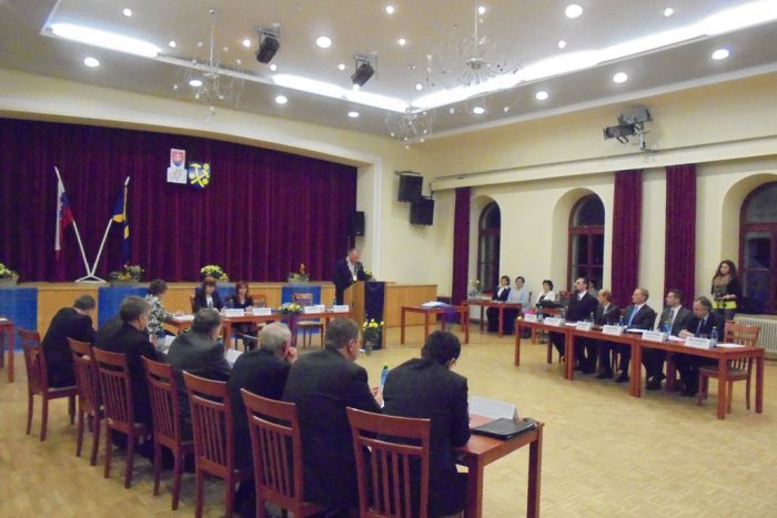 Ilustračný obrázok k článku Prvé zasadnutie rožňavského parlamentu: Poslanci o plate primátora