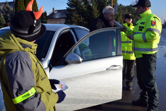 Ilustračný obrázok k článku Policajné hliadky s prekvapením: Dobrí vodiči dostanú Mikuláša, a tým zlým sa ujde niečo iné