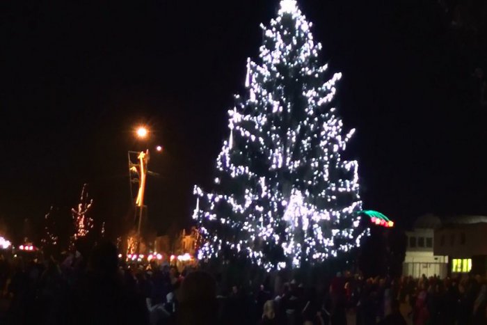 Ilustračný obrázok k článku Vianočný stromček rozsvietený: Vychutnajte si mikulášsku atmosféru na VIDEU