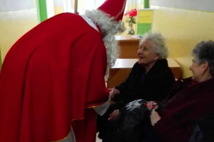 Ilustračný obrázok k článku Mikuláš so svojimi pomocníkmi rozveselil pacientov nemocnice: Z darčekov sa netešili iba detičky