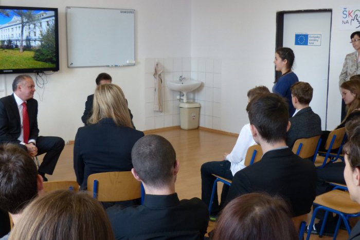 Ilustračný obrázok k článku Prezident Andrej Kiska navštívil gymnázium, na ktorom pred rokmi študoval