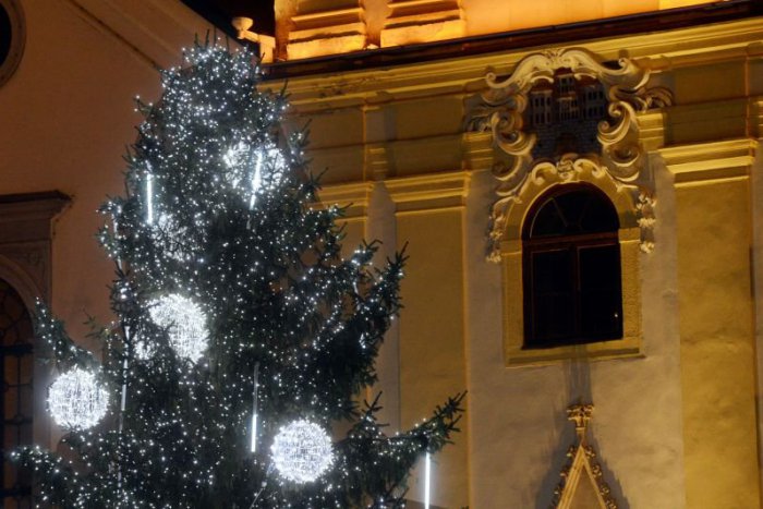 Ilustračný obrázok k článku Vianočný stromček svieti už aj pred Primaciálnym palácom