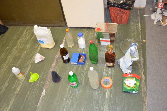 Ilustračný obrázok k článku Pervitín varili v areáli bývalej škôlky: Policajti ich načapali v aute so 632 dávkami drogy!