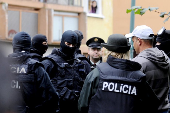 Ilustračný obrázok k článku Zásah kukláčov na sídlisku: Policajti obvinilli mladú Bystričanku a ďalších troch ľudí kvôli pervitínu