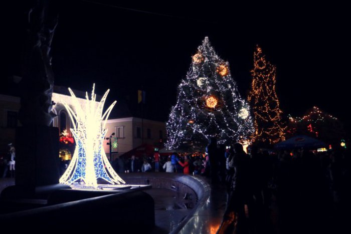 Ilustračný obrázok k článku V Michalovciach zavládne vianočná atmosféra: Kedy sa rozsvieti stromček a ďalšia výzdoba?