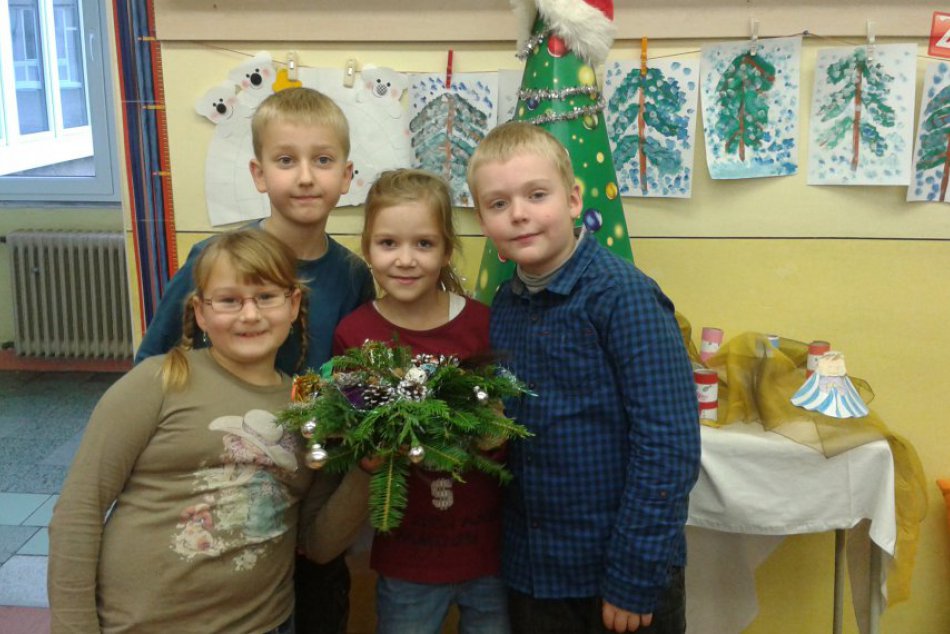 Ilustračný obrázok k článku Žiaci zo ZŠ na Ulici mládeže v Poprade potešili seniorov. Dôchodcom darovali vlastnoručne vyrobené vianočné ikebany