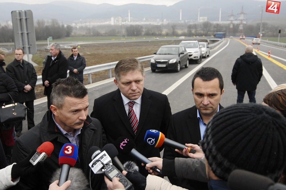 Ilustračný obrázok k článku Otvorenie tohto obchvatu sa týka aj Prievidze: Pásku strihal aj premiér Fico