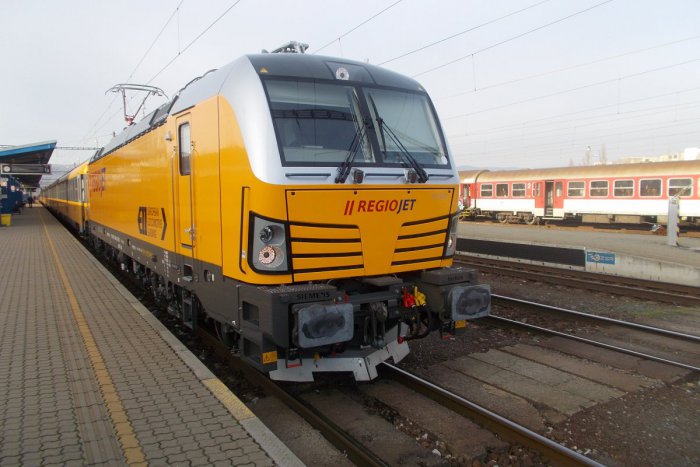 Ilustračný obrázok k článku Viete koľko ľudí zatiaľ prepravili žlté vlaky RegioJetu na trati Bratislava – Komárno?