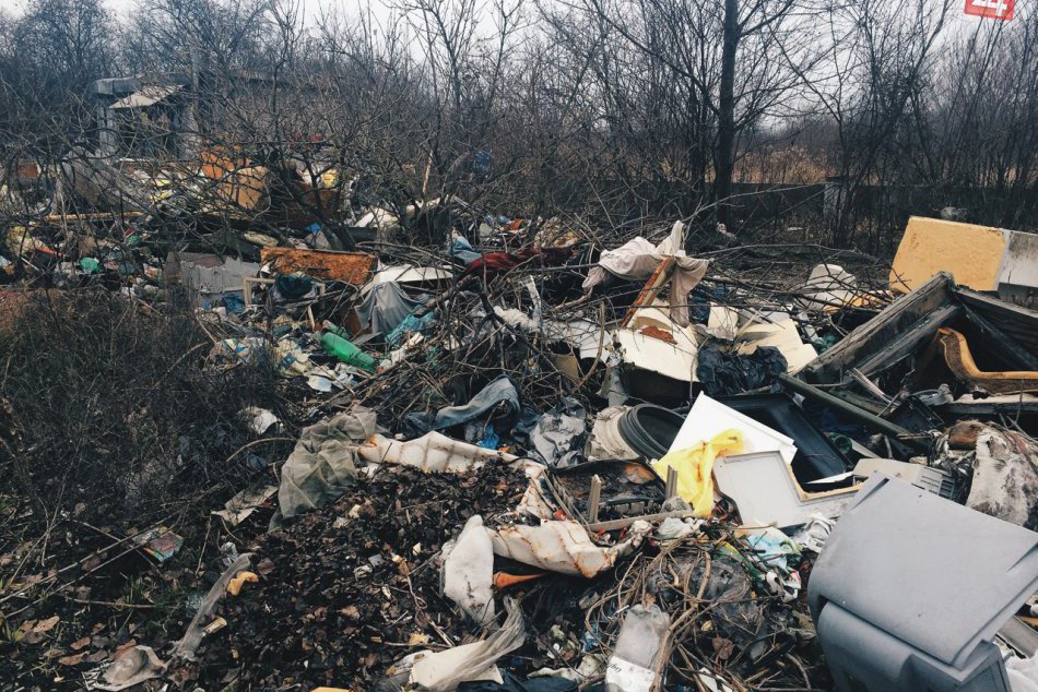 Ilustračný obrázok k článku Petržalka bojuje s odpadom: Čiernym skládkam by mali zamedziť zberné dvory. Nie vždy je tomu tak