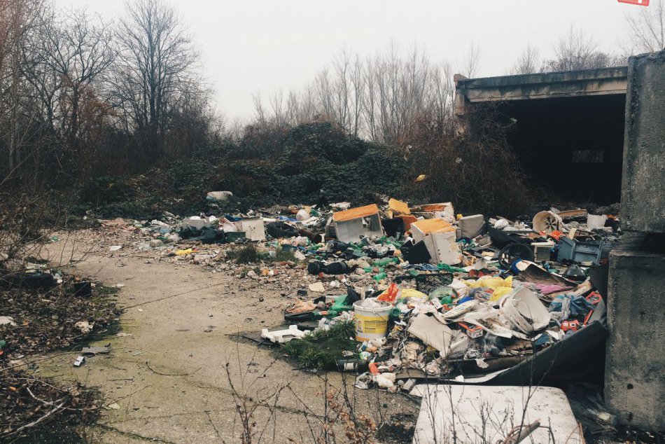 Ilustračný obrázok k článku Čierne skládky a smetiská: Prečo je dôležité, aby mestské časti odvážali odpad