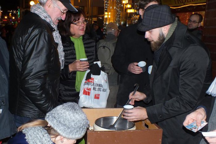 Ilustračný obrázok k článku Primátor v roli stánkara: Koľko litrov punču sa minie každý deň?