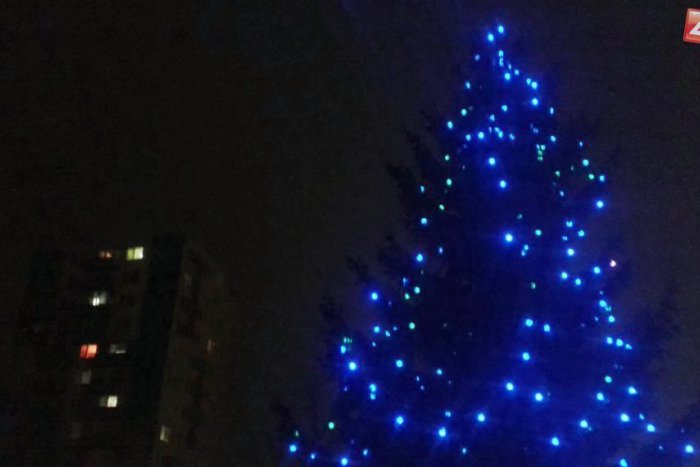Ilustračný obrázok k článku Vianočný stromček na Klokočine OBRAZOM: Svetielka takto parádne menia farbu
