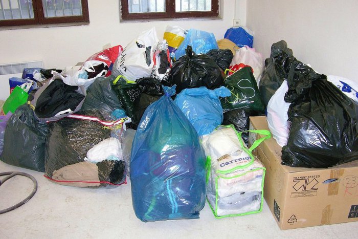 Ilustračný obrázok k článku Košickí colníci robia Vianoce bezdomovcom: Vyzbierali pre nich stovky kíl šatstva a nielen to!
