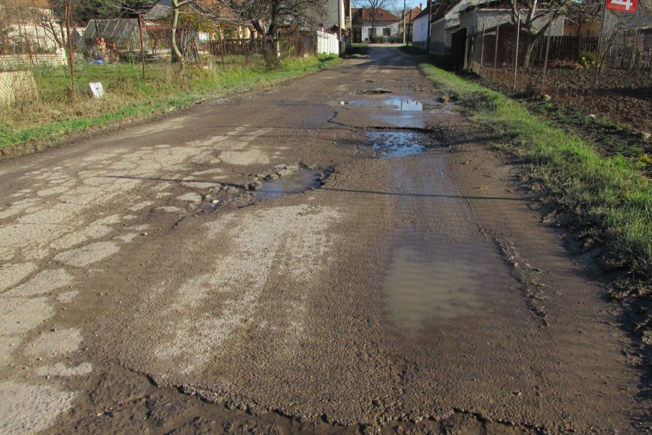 Ilustračný obrázok k článku Realita niektorých ciest v Moravciach? Miesto asfaltu blato a štrk... a táto správa ľudí nepoteší!