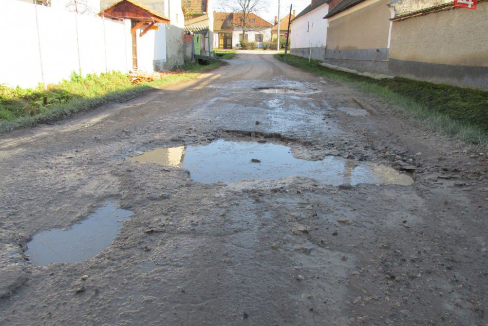 Ilustračný obrázok k článku GALÉRIA: Viaceré cesty v Moravciach sú v žalostnom stave. Táto vyzerá ako ementál!