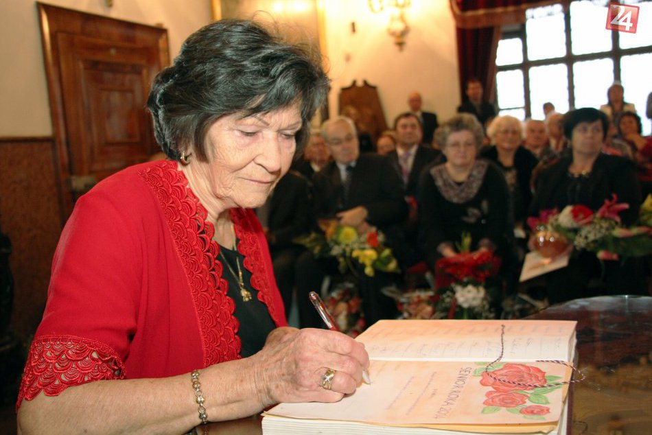 Ilustračný obrázok k článku Na zámku rozdávali ocenenia Senior roka 2014: Zlatú priečku obsadila Hildegarda Radovská (81) z nášho regiónu