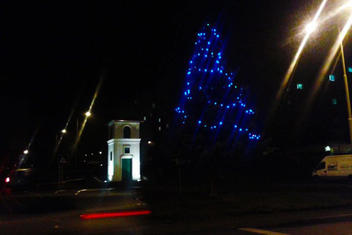 Ilustračný obrázok k článku Symbol Vianoc predsa len osadený: Aj v mestských častiach Prešova sa tešia zo stromčekov!