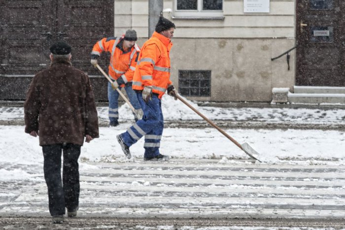 Ilustračný obrázok k článku Všetci sú (ne)zodpovední: Viete, kto má v zime čistiť cesty a chodníky od snehu a poľadovice?