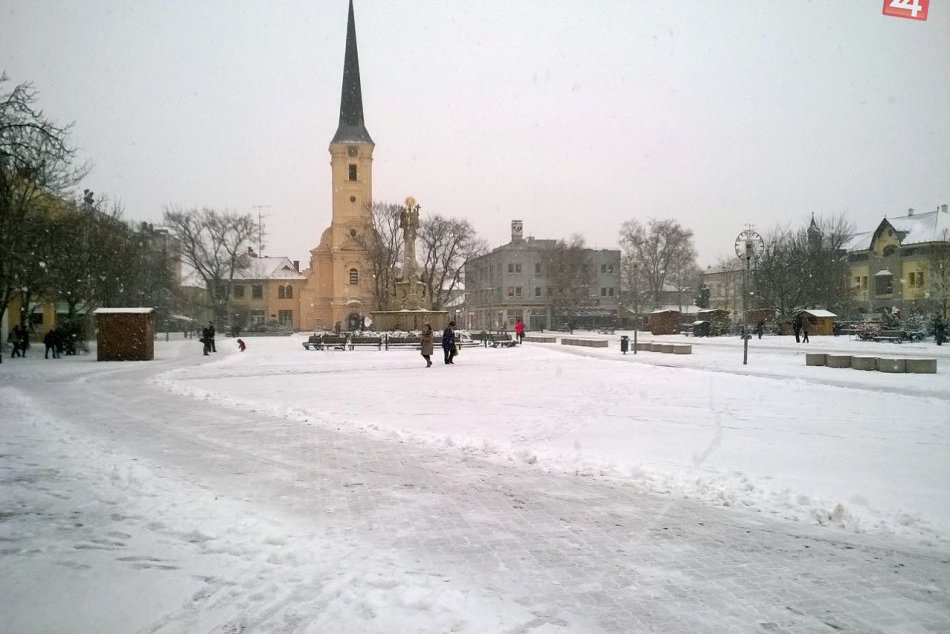 Ilustračný obrázok k článku OBRAZOM: Perinbaba  dorazila, víkendová snehová nádielka padla na Zámky