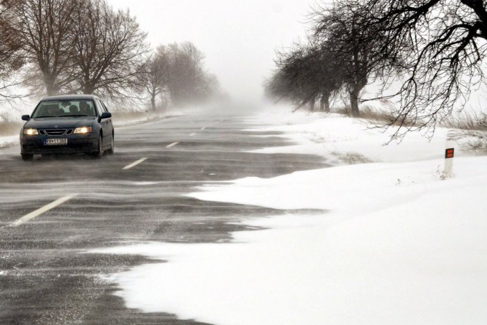 Ilustračný obrázok k článku Vodiči, pozor na zľadovatený sneh. Hlásia ho aj na hranici Revúckeho okresu