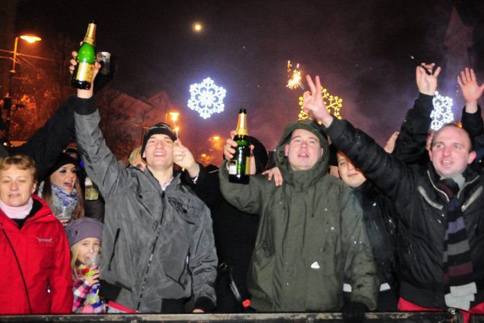 Ilustračný obrázok k článku Bujaré oslavy v Topoľčanoch: Ľudia nahlasovali pyrotechniku, hluk či ležiacu osobu na ulici!