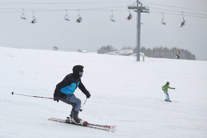 Ilustračný obrázok k článku Mrazivé počasie pomohlo odštartovať lyžiarsku sezónu: Zimné radovánky si už môžete užívať aj v Štiavnických vrchoch