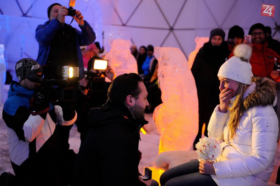Ilustračný obrázok k článku Silvester v Tatranskom ľadovom dóme patril láske: Mladík požiadal priateľku o ruku