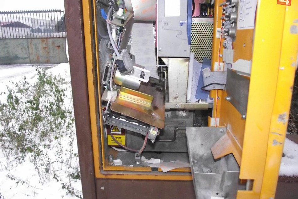 Ilustračný obrázok k článku Nič im nie je sväté: Automaty majú služiť cestujúcim, vandalom sa ale zrejme nepáčia