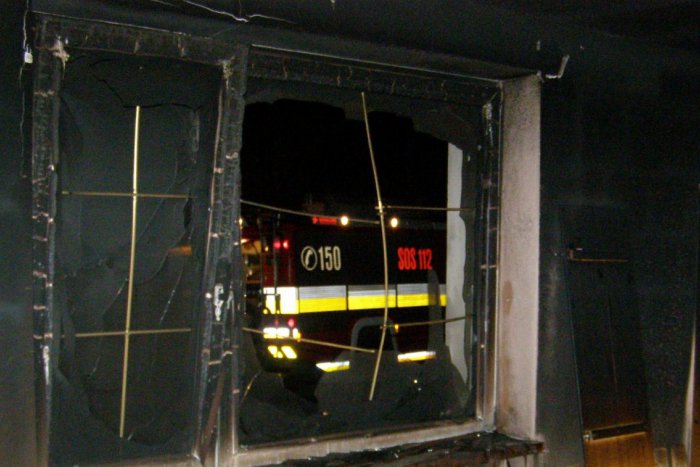 Ilustračný obrázok k článku Dramatický zásah hasičov na Nový rok: Partia mladíkov chatu vodou neuhasila